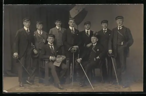 AK Gruppenbild der Studenten mit Degen, studentische Szene