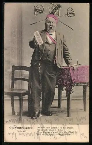 AK Student mit Bierkrug am Tisch, studentische Szene