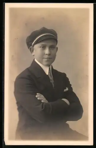 Foto-AK Student mit verschränkten Armen, studentische Szene