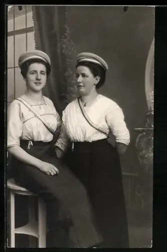 AK Zwei Studentinnen an einem Hocker, studentische Szene