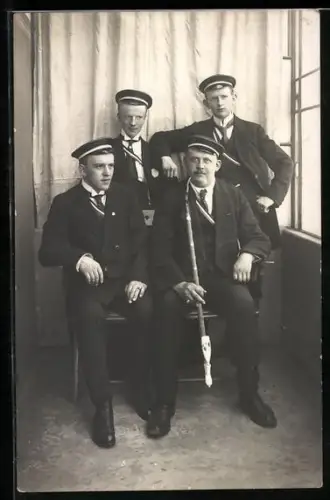 Foto-AK Vier Studenten mit Tabakspfeife, studentische Szene