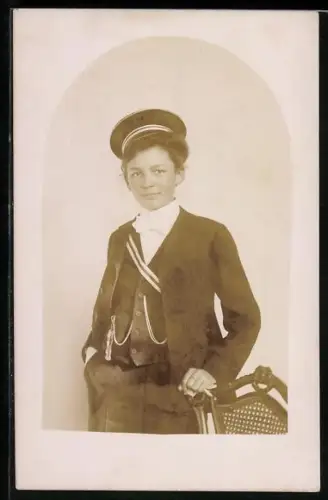 Foto-AK Studentin mit Schirmmütze am Stuhl, studentische Szene