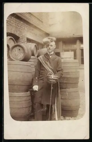 Foto-AK Student mit Degen zwischen Fässern, studentische Szene