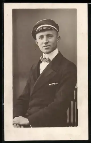 Foto-AK Student mit Schirmmütze, studentische Szene