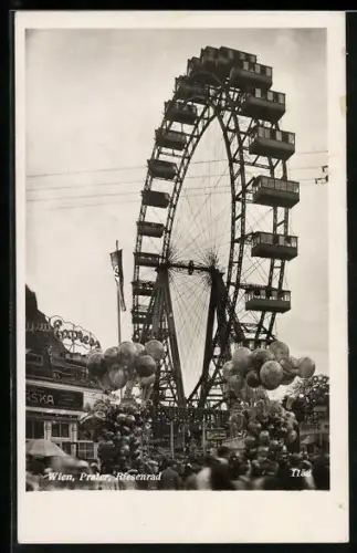Foto-AK Wiener Prater, Riesenrad und Luftballonverkäufer