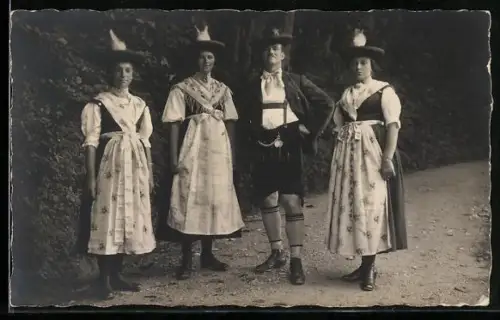 Foto-AK Berchtesgaden, Trachtengruppe am Waldrand, 1930er Jahre