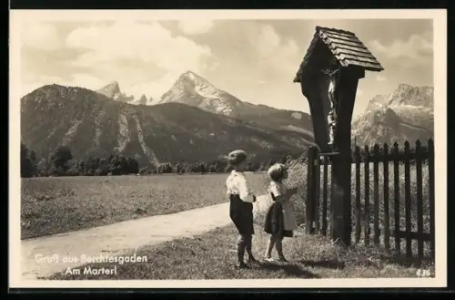 AK Berchtesgaden, Am Marterl, Kinderpaar vor Bergkulisse
