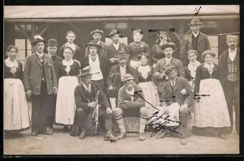 Foto-AK Versammlung vor einem Gebäude, bayerische Tracht, 1913