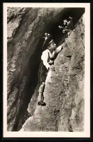 AK Berchtesgaden, Beim Edelweisspflücken, Trachtenbub