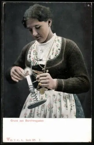 Lithographie Berchtesgaden, Frau in Tracht mit Strickjacke zündet Kerze an
