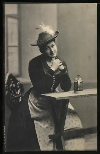 AK Berchtesgaden, Berchtesgadnerin mit Bierkrug im Wirtshaus