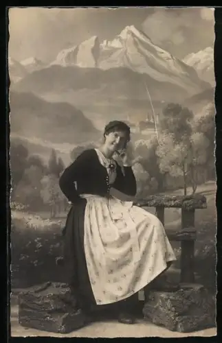 Foto-AK Trachtenmädchen vor Bergkulisse, 1919