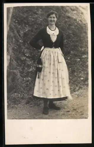 Foto-AK Trachtenmädchen an einem Hang