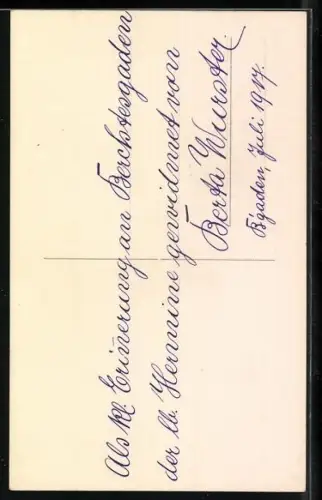 Foto-AK Trachtenmädchen, an einem Gatter lehnend, 1917