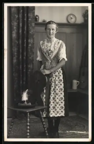 Foto-AK Trachtenmädchen in einer Stube