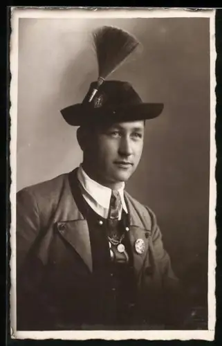 Foto-AK Junger Mann in bayerischer Tracht, Portrait