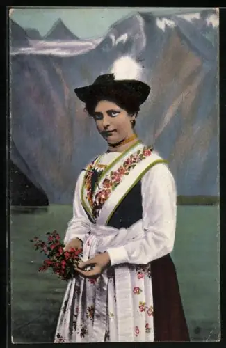 AK Berchtesgaden, Berchtesgadnerin in Tracht vor Bergkulisse