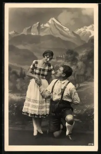 Foto-AK Trachtenpaar vor Bergkulisse