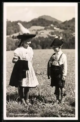 AK Berchtesgaden, Bua und Dirndl auf einer Wiese