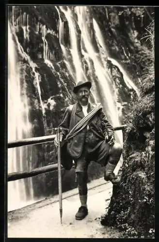 AK Bergführer mit Seil und Wanderstock vor einem Wasserfall