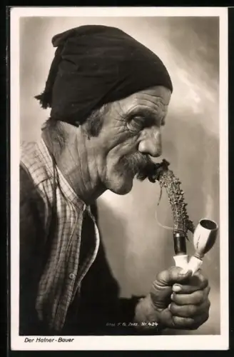 AK Der Hafner-Bauer aus dem Berchtesgadener Land raucht Pfeife