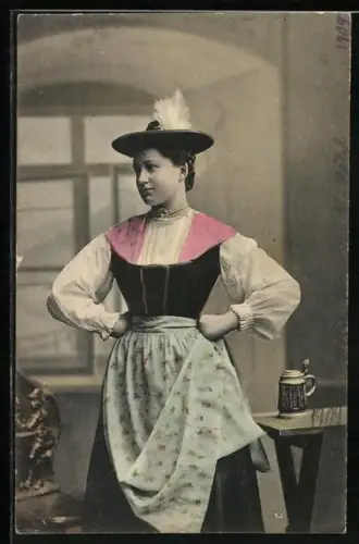 AK Berchtesgaden, Berchtesgadnerin in einer Stube, bayerische Tracht