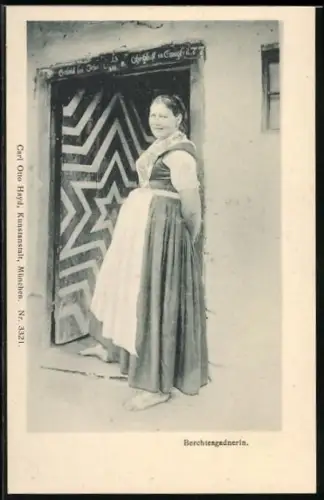 AK Berchtesgaden, Berchtesgadnerin vor einer Haustür, bayerische Tracht