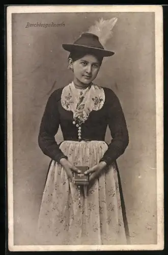 AK Berchtesgadnerin in Tracht