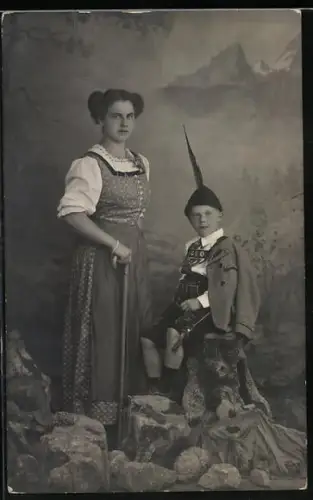 Foto-AK Berchtesgaden, Trachtenmädchen und Trachtenbub vor Bergkulisse, 1910