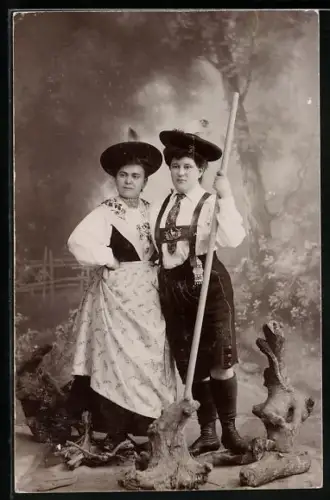 AK Berchtesgaden, Zwei Berchtesgadnerinnen als Trachtenmädchen und -bub, 1906