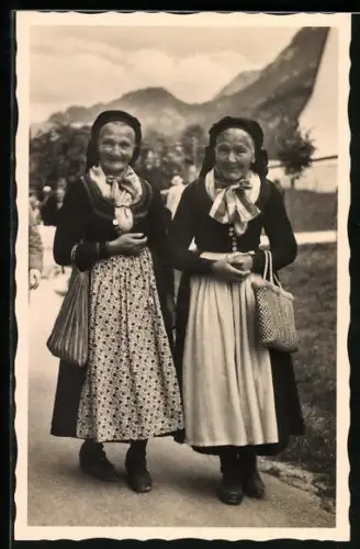AK Berchtesgaden, Kirchgang, Zwei alte Berchtesgadnerinnen in Tracht