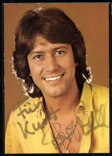 AK Musiker Bert Beel lächelnd im gelben Hemd, Autograph