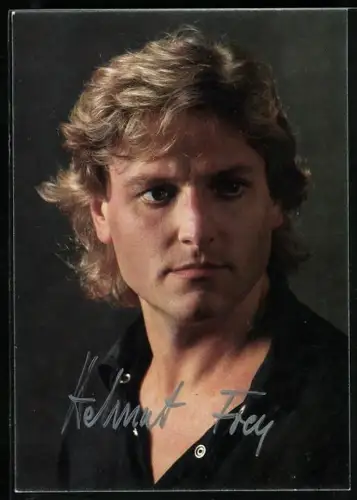 AK Musiker Helmut Frey in schwarzem Hemd, Autograph