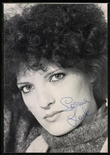 AK Musikerin Sarena Lark im Pullover, Autograph