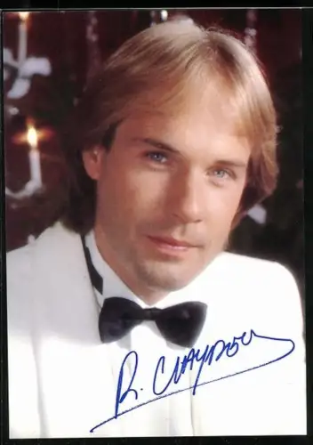 AK Musiker Richard Claydermann im weissen Anzug, Autograph