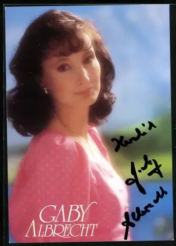 AK Musikerin Gaby Albrecht in pinker Bluse, Autograph