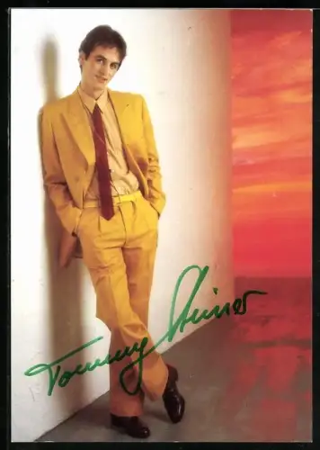 AK Musiker Tommy Steiner im gelben Anzug, Autograph