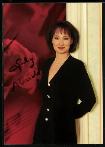 AK Musikerin Gaby Albrecht an eine Wand gelehnt, Autograph