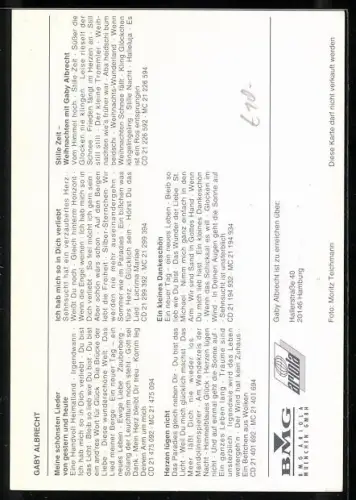 AK Musikerin Gaby Albrecht an eine Wand gelehnt, Autograph