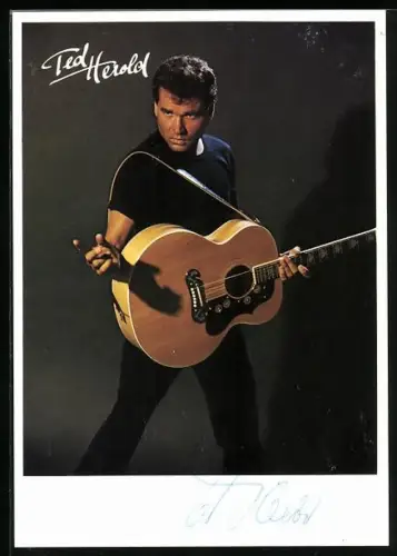 AK Musiker Ted Herold mit Gitarre beim Auftritt, Autograph