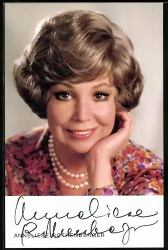 AK Musikerin Anneliese Rothenberger mit Perlenkette, Autograph