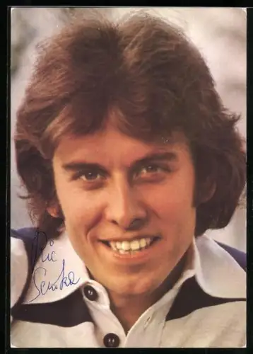 AK Musiker Ric Seroka im gestreiften Hemd, Autograph