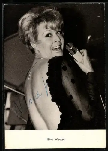 AK Musikerin Nina Westen mit Mikrofon, Autograph