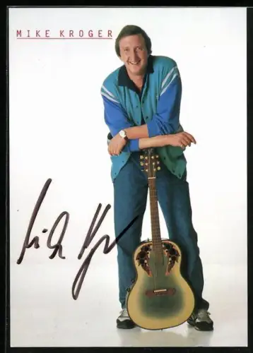 AK Musiker Mike Krüger auf einer Gitarre lehnend, Autograph