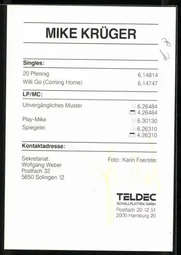 AK Musiker Mike Krüger auf einer Gitarre lehnend, Autograph