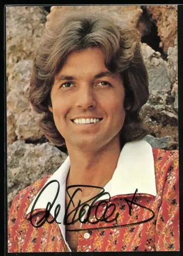 AK Musiker Chris Roberts vor einer Steinmauer, Autograph