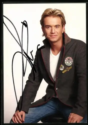 AK Musiker Florian Silbereisen sitzend in die Kamera schauend, Autograph