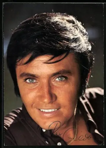 AK Sänger Rex Gildo in die Kamera blickend, Autograph