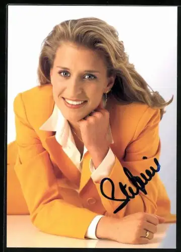 AK Musikerin Stefanie Hertel in gelbem Anzug, Autograph