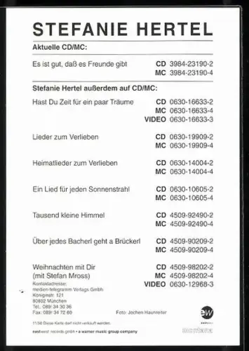 AK Musikerin Stefanie Hertel in gelbem Anzug, Autograph